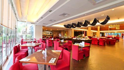 HiONE Holiday Hotel tesisinde bir restoran veya yemek mekanı