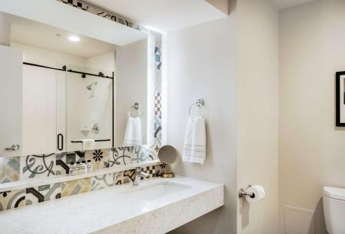 St Charles Coach House, Ascend Hotel Collection tesisinde bir banyo