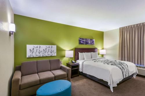 沃思堡Sleep Inn & Suites Fort Worth - Fossil Creek的一间带床和椅子的酒店房间