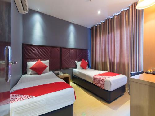 Un pat sau paturi într-o cameră la OYO 90894 Hotel Smc I-city