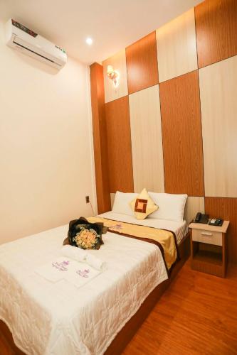 a hotel room with a bed with flowers on it at Khách sạn Triều Dâng in Tuy Hoa
