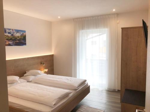 ブルーニコにあるApartment Obermairのベッドルーム1室(ベッド2台、窓付)