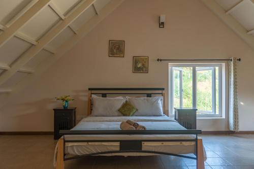 Katil atau katil-katil dalam bilik di Long Walk with Breakfast Included, Pet Friendly at Ooty by StayVista