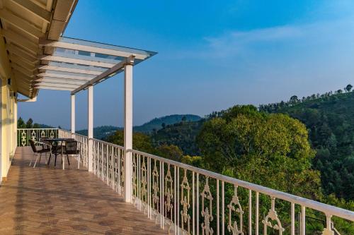 Balkoni atau teres di Long Walk with Breakfast Included, Pet Friendly at Ooty by StayVista