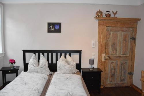 1 Schlafzimmer mit 2 Betten und weißen Kissen in der Unterkunft Apartment Therme Natur - Ferienhaus "Zum Goldenen Löwen" in Bad Rodach