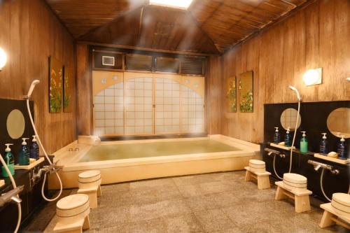Et badeværelse på Seikoro Ryokan - Established in 1831