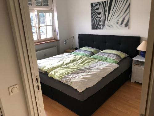 Giường trong phòng chung tại Ferienwohnung mitten in Wiesbaden