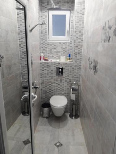 クルジャリにあるApart Magicのトイレと鏡のある小さなバスルーム