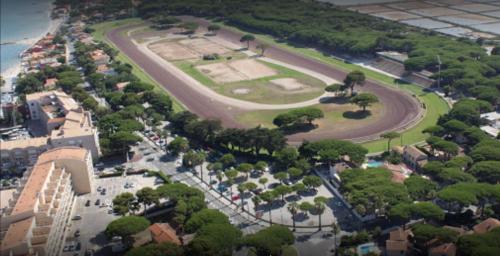 an aerial view of a park in a city at Dans un écrin de verdure in Hyères