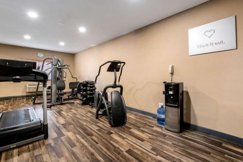 a gym with exercise equipment in a room at Comfort Suites Atlantic City North in Absecon