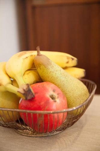 a bowl of fruit with an apple and bananas at Heidelberg Apheartments in Heidelberg