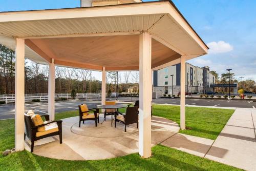 a pavilion with a table and chairs on a sidewalk at Comfort Suites Atlantic City North in Absecon