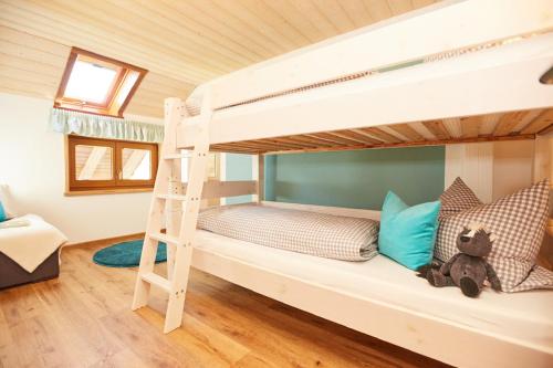 łóżko piętrowe w małym domku w obiekcie Ferienhof Ücker w mieście Waltenhofen
