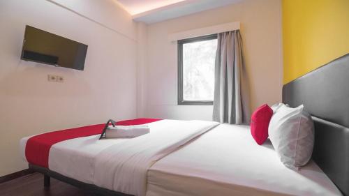 Tempat tidur dalam kamar di RedDoorz near ITC Mangga Dua