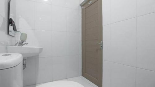 Kamar mandi di RedDoorz near ITC Mangga Dua