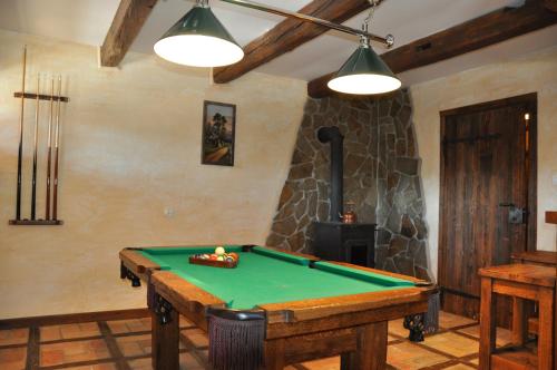Meja biliard di Dom Trzech Braci