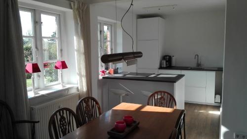 Küche/Küchenzeile in der Unterkunft Ferienwohnungen und Haushälfte Friesland