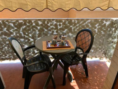 un tavolo con due sedie e due statuine sopra di Sant'Oronzo B&B a Lecce