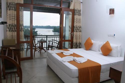 Postel nebo postele na pokoji v ubytování Sanu Lagoon Resort & Spa