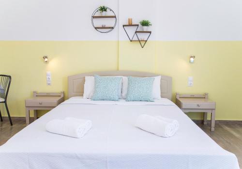 Giường trong phòng chung tại Theodora Rooms