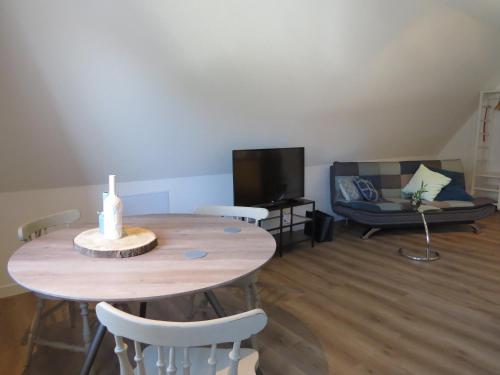 a living room with a table and a couch at Logement Gieten in Gieten