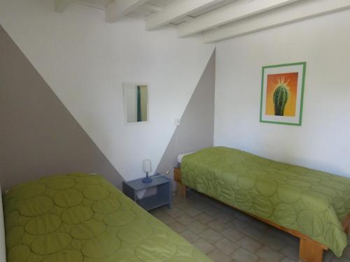 レザルク・シュル・アルジャンにあるLa Cigaleのベッドルーム1室(ベッド2台付)