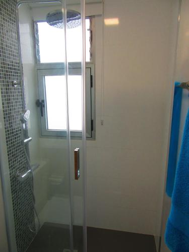 Ένα μπάνιο στο Estudio con encanto en la playa (aptos.salinetas)