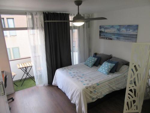 - une chambre avec un lit et un balcon dans l'établissement Estudio con encanto en la playa (aptos.salinetas), à Telde