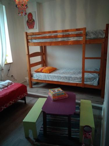 une chambre avec deux lits superposés et une table dans l'établissement Un petit coin de paradis, à Gluiras
