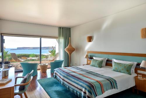 - une chambre avec un lit et une vue sur l'océan dans l'établissement Martinhal Sagres Beach Family Resort Hotel, à Sagres