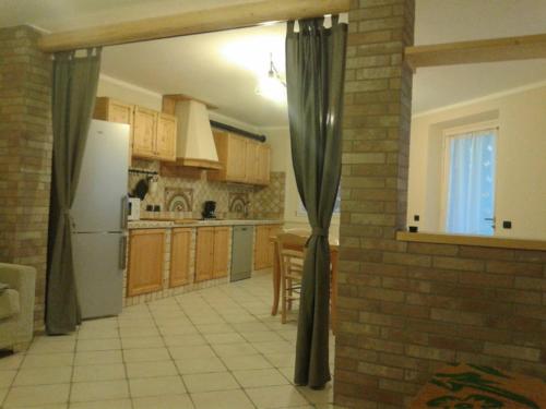 una cucina con frigorifero e muro di mattoni di Casa Vanessa a Tremosine Sul Garda