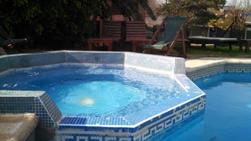 a large swimming pool with a blue tiled at Hostería Restaurante del Puerto in Colón