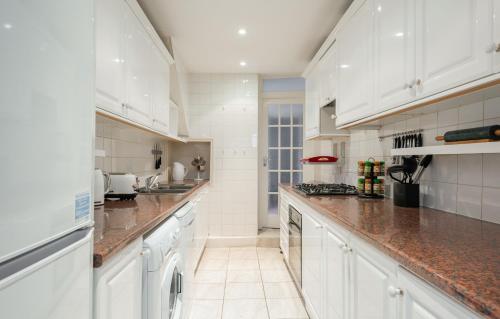 Een keuken of kitchenette bij The Kensington Palace Mews - Bright & Modern 6BDR House with Garage