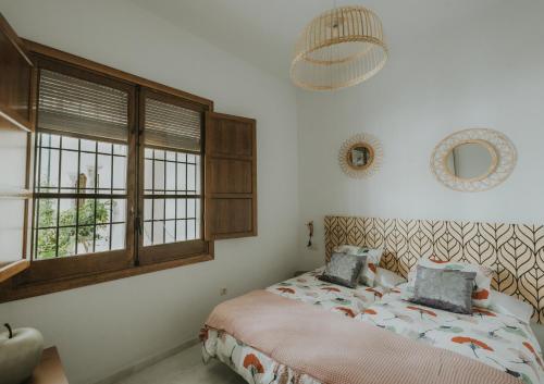 een slaapkamer met een bed en een raam bij LUXURY & NEW APARTMENT CORREDERA in Córdoba