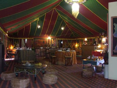 a large tent with tables and chairs in a room at Apartamentos la Jayma del Arte in Asque