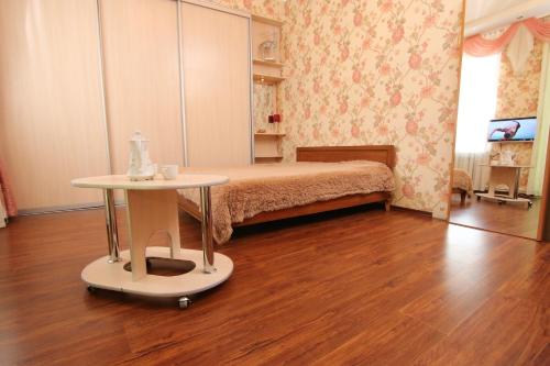 a room with a bed and a table in it at Апартаменты возле Вокзала, Центр in Dnipro