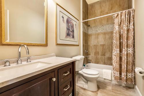 een badkamer met een wastafel, een toilet en een douche bij Modern 5BR Condo in NOLA in New Orleans