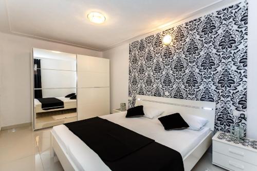 Postel nebo postele na pokoji v ubytování Sara Apartments Malinska
