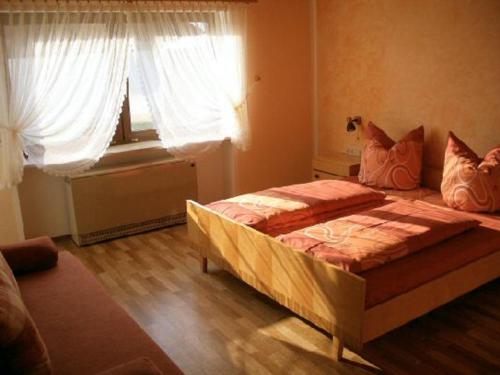 ein Schlafzimmer mit einem großen Bett vor einem Fenster in der Unterkunft Ferienwohnung Seidl in Waffenbrunn