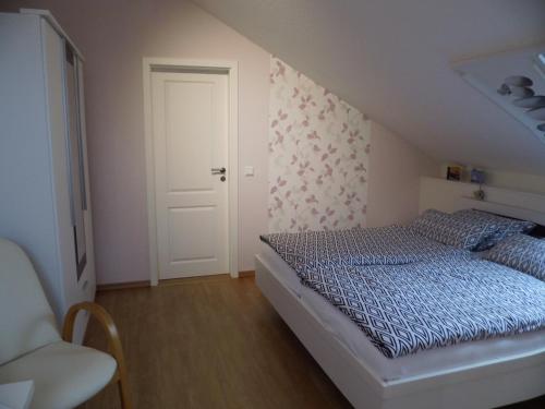 1 dormitorio con cama y puerta blanca en Ferienwohnung und -Zimmer Becks, en Lüdinghausen