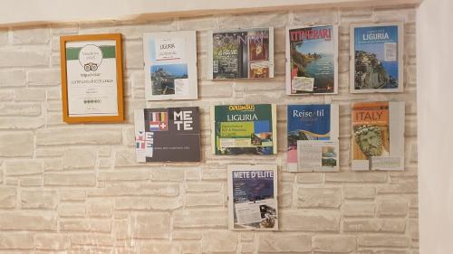 una pared con carteles en una pared de ladrillo en Suite dei Doria, en Dolceacqua