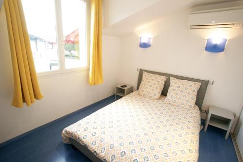 מיטה או מיטות בחדר ב-T2 idéal curiste ou vacanciers au centre de Cambo