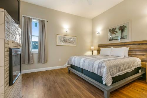 1 dormitorio con 1 cama grande y TV en Stunning Penthouse in the Heart of the City, en Nueva Orleans