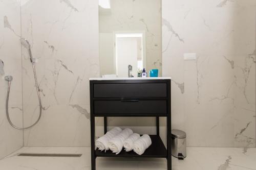 y baño con lavabo y espejo. en Seafront Luxury Apartments Fun, en Trogir