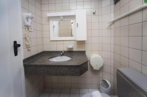 La salle de bains est pourvue d'un lavabo et de toilettes. dans l'établissement Hotel Rekinte, à Aracaju