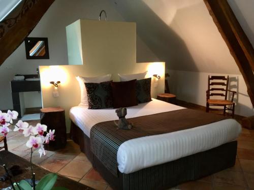 a bedroom with a bed in a room at Le Puits D'Angle in Thibivillers