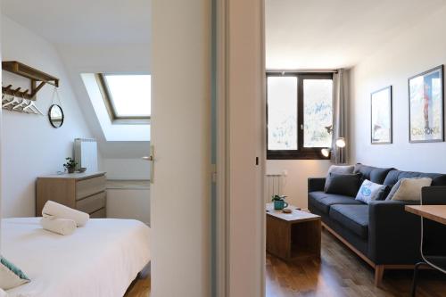 - un salon avec un lit et un canapé dans l'établissement Apartment Chamois Blanc 7A, à Chamonix-Mont-Blanc