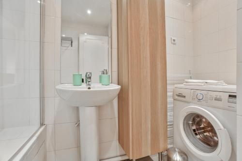 Vonios kambarys apgyvendinimo įstaigoje Dantzig : Apartment 6 people - porte de Versailles by Weekome