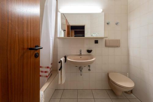 ห้องน้ำของ enjoyHotel garni Korntal Stuttgart