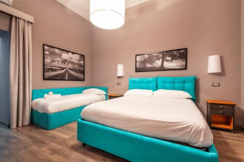 2 Betten in einem Zimmer mit blauen Möbeln in der Unterkunft Maison Degli Archi in Sorrent